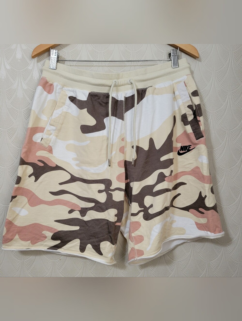 Nike Sportswear Men's Desert Camo Drawstring Shorts Brown Pink White size Large